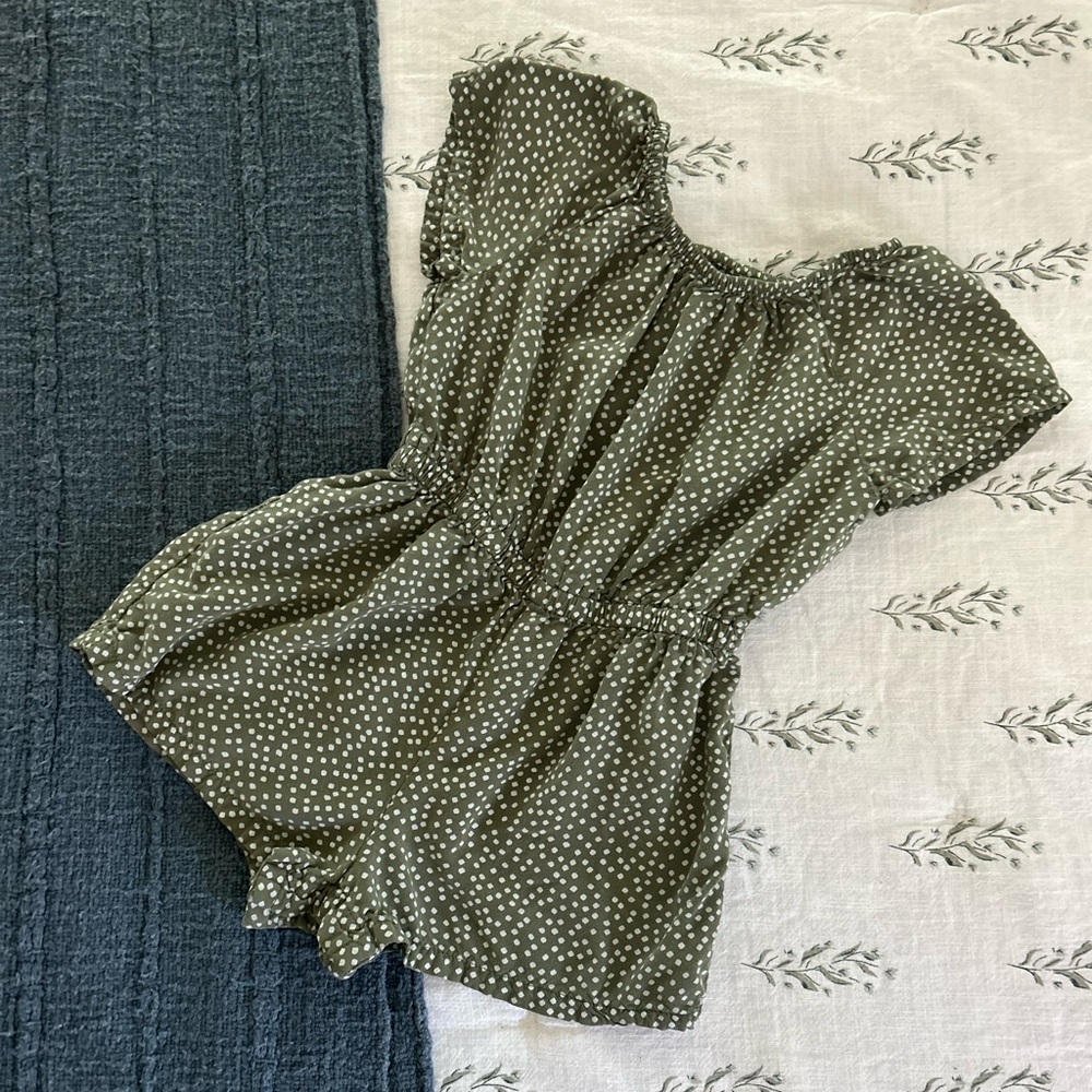 2T Old Navy jumper with snaps